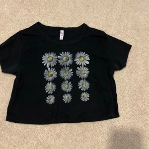 Black daisy cropped tshirt